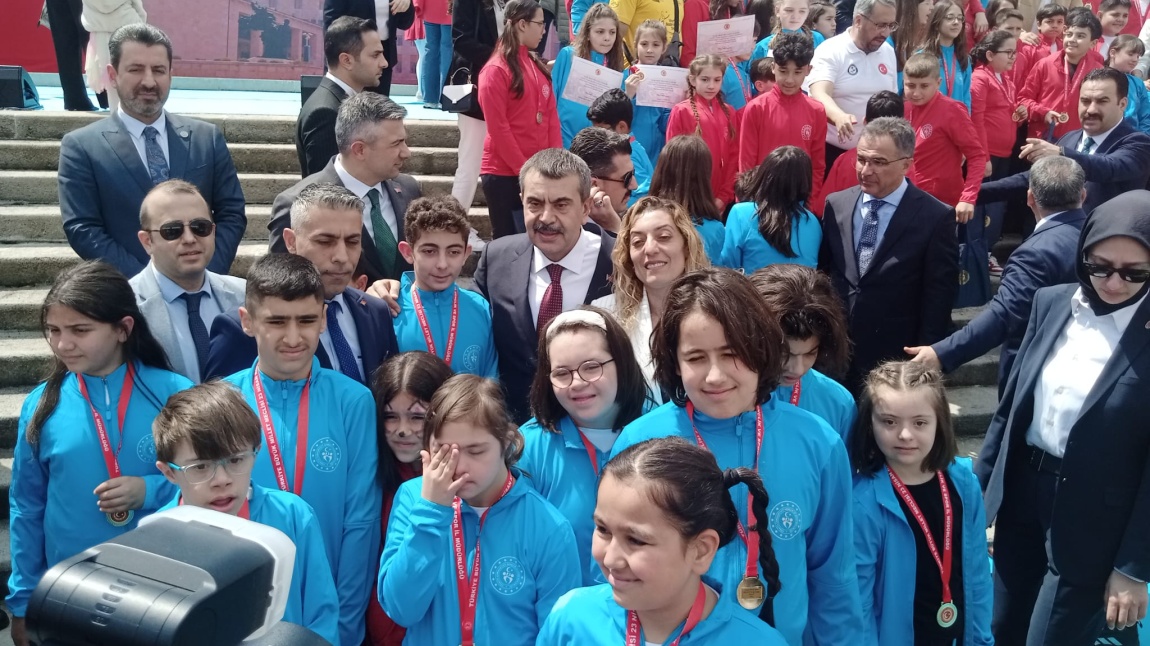 8A sınıfı öğrencilerinden Efe ORUÇ, TBMM kupası kapsamında düzenlenen Yüzme branşı kategorisinde 1.olmuştur.kendisini tebrik ediyoruz